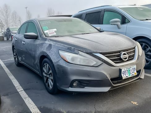 Used 2017 Nissan Altima 2.5 SV image 2