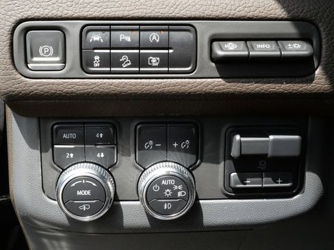 Used 2023 GMC Yukon XL Denali AWD/4WD image 16