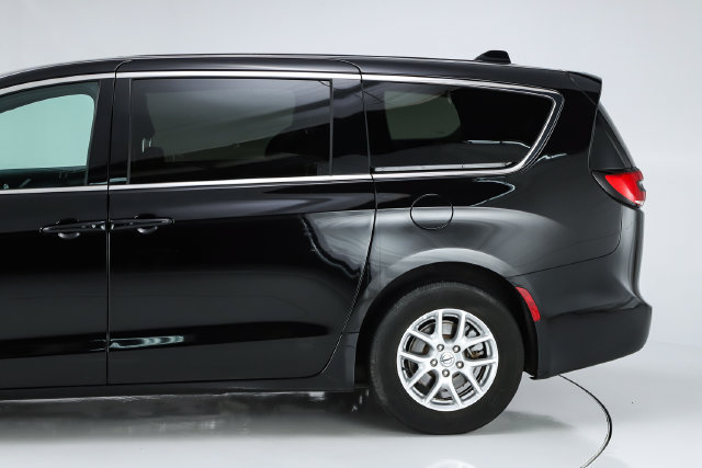 Used 2025 Chrysler Pacifica Select FWD image 5