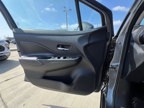 Used 2025 Nissan Versa SV FWD image 18