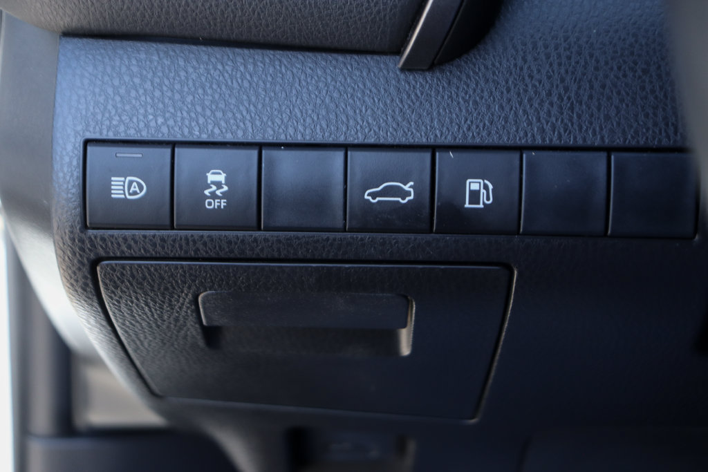 Used 2018 Toyota Camry SE FWD image 18