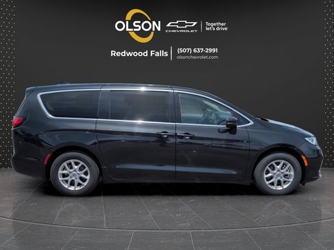 Used 2023 Chrysler Pacifica Touring-L FWD image 6