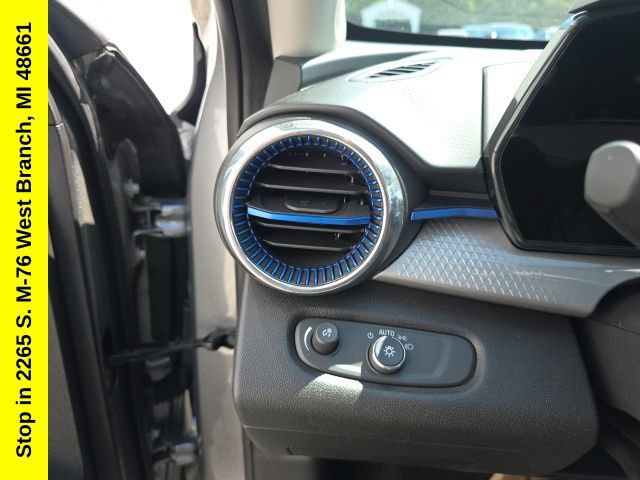 Used 2025 Chevrolet Trax LT FWD image 32