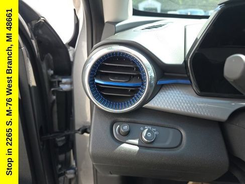 Used 2025 Chevrolet Trax LT FWD image 32