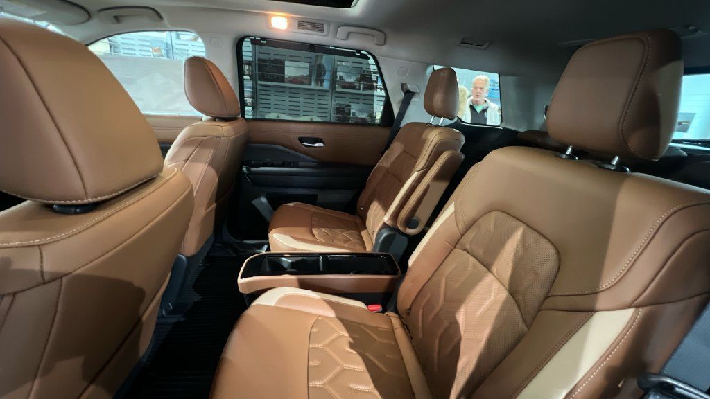 New 2026 Nissan Pathfinder Platinum AWD/4WD image 8