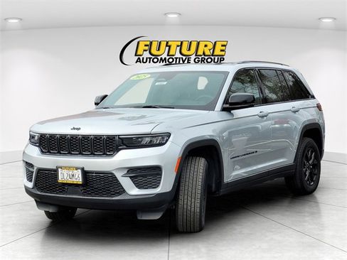 New 2025 Jeep Grand Cherokee Altitude image 2