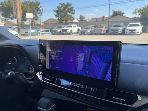 Used 2025 Toyota Sienna XLE FWD image 16