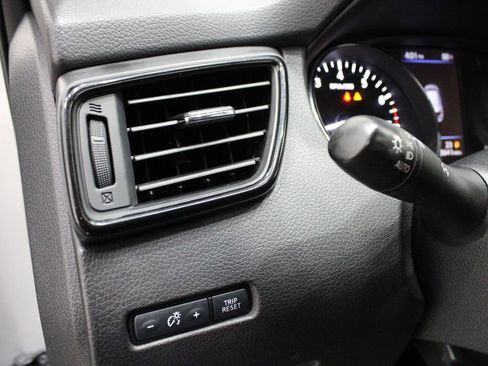 Used 2020 Nissan Rogue SL image 19