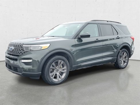 Used 2023 Ford Explorer XLT w/ Equipment Group 202A image 4