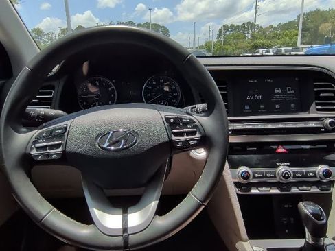 Used 2020 Hyundai Elantra Limited FWD image 17