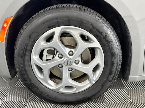 Used 2023 Chrysler Pacifica Limited FWD image 36
