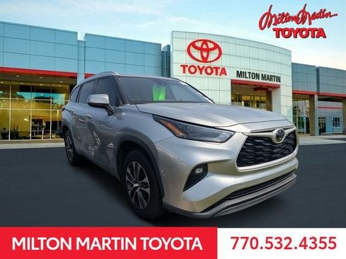 Used 2022 Toyota Highlander XLE FWD image 1