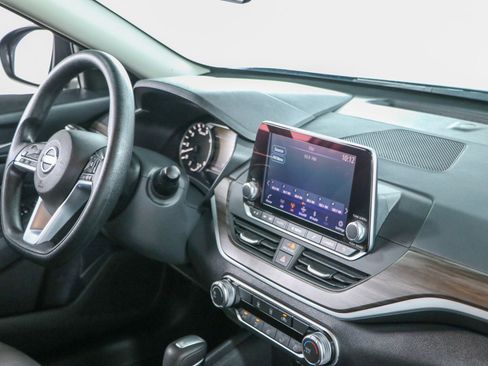 Used 2025 Nissan Altima 2.5 SV FWD image 25