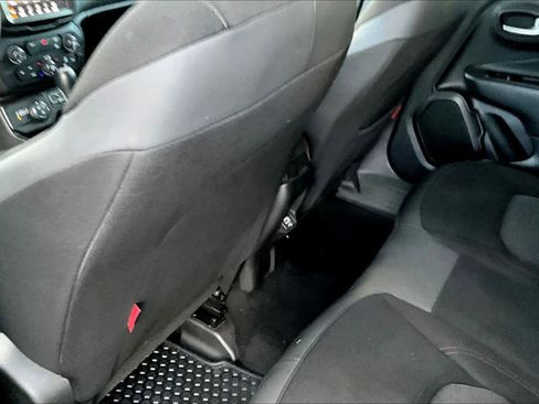 Used 2023 Jeep Renegade Trailhawk image 12