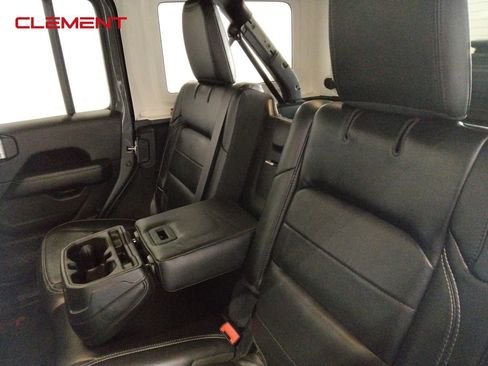 Used 2019 Jeep Wrangler Unlimited Sahara image 30