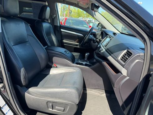 Used 2017 Toyota Highlander XLE image 25