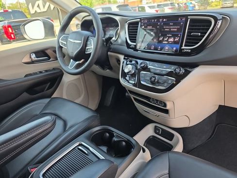 Used 2023 Chrysler Pacifica Touring-L FWD image 17
