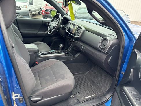 Used 2018 Toyota Tacoma TRD Sport AWD/4WD image 18