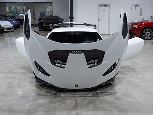 Used 2022 Lamborghini Huracan STO RWD image 35