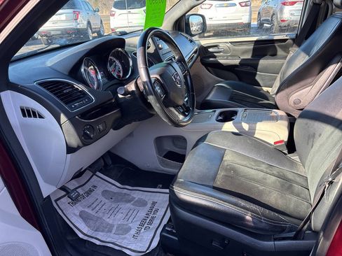 Used 2017 Dodge Grand Caravan SXT image 6