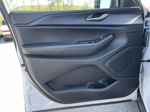 Used 2025 Jeep Grand Cherokee Altitude AWD/4WD image 5