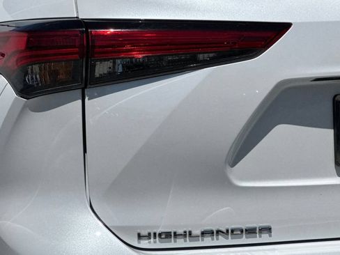 Used 2023 Toyota Highlander L FWD image 25