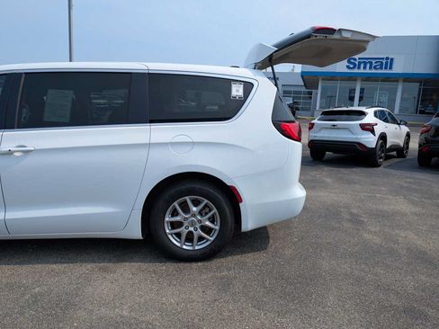 Used 2022 Chrysler Voyager LX FWD image 11
