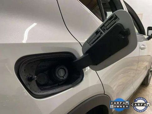 Used 2025 Volvo XC40 B5 Plus image 98