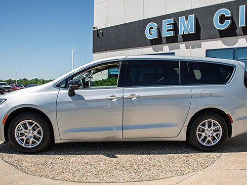 Used 2024 Chrysler Pacifica Touring-L FWD image 2
