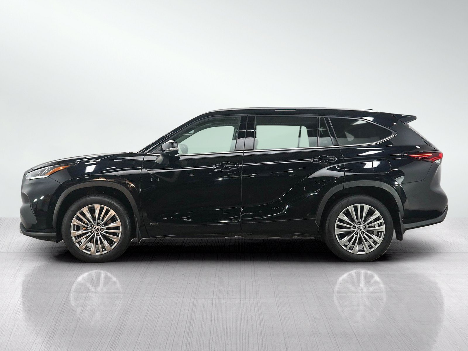 Used 2025 Toyota Highlander Platinum AWD/4WD image 2
