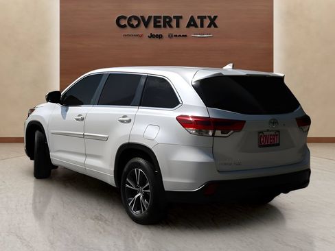 Used 2018 Toyota Highlander Plus FWD image 3