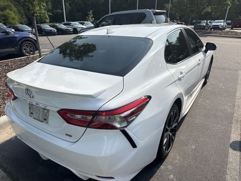 Used 2019 Toyota Camry SE w/ Convenience Package FWD image 7