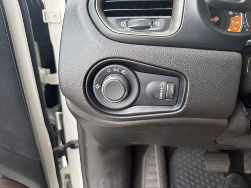 Used 2023 Jeep Renegade Latitude AWD/4WD image 11