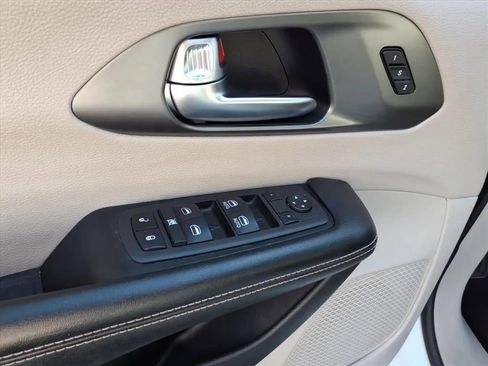 Used 2022 Chrysler Pacifica Touring-L image 23