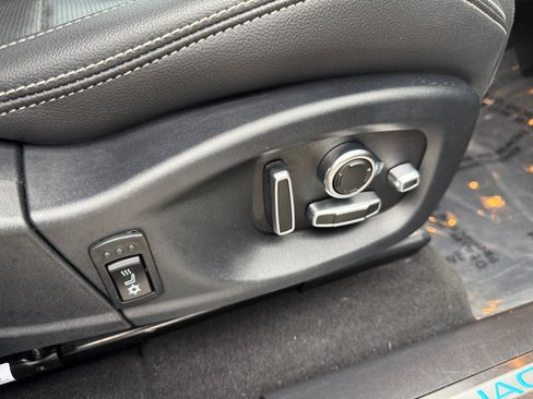 Used 2019 Jaguar F-PACE S image 31