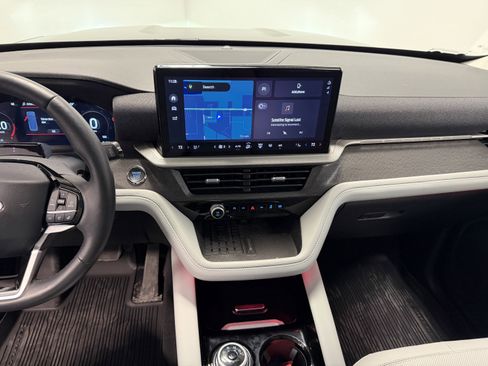 Used 2025 Ford Explorer Platinum w/ Ultimate Package image 4