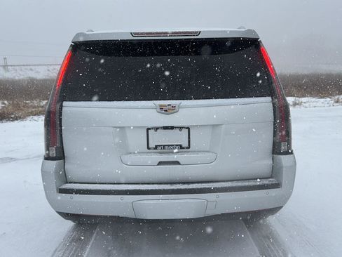 Used 2017 Cadillac Escalade Luxury image 4