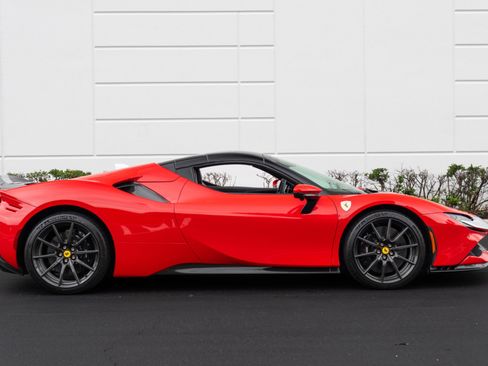 Used 2024 Ferrari SF90 Spider image 17