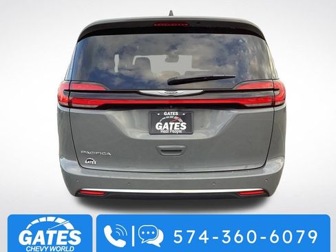 Used 2023 Chrysler Pacifica Touring-L FWD image 8