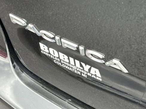Used 2022 Chrysler Pacifica Touring-L FWD image 34