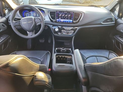 Certified 2025 Chrysler Pacifica Limited image 14