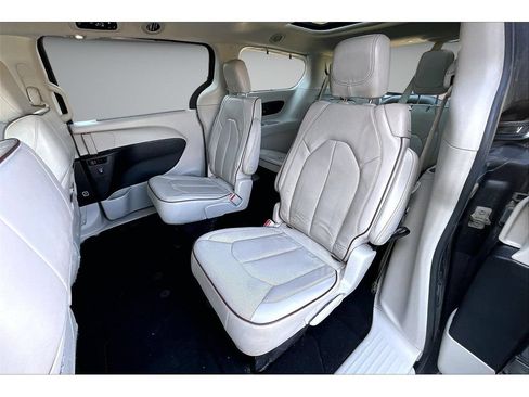 Used 2020 Chrysler Pacifica Limited FWD image 35