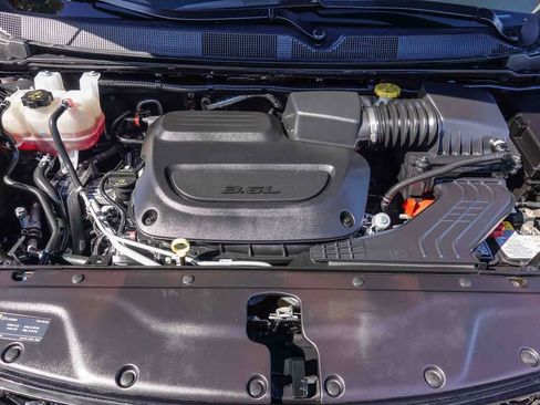 Used 2025 Chrysler Pacifica Limited FWD image 26