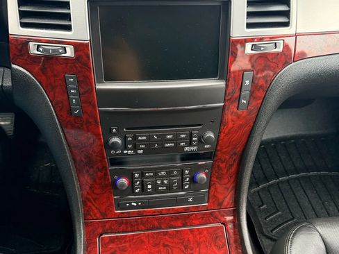 Used 2011 Cadillac Escalade Premium image 13