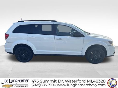 Used 2019 Dodge Journey SE w/ Blacktop Package FWD image 2