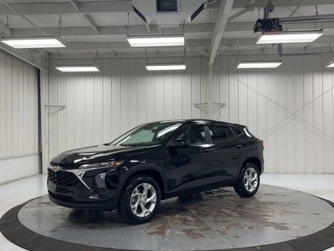 Used 2024 Chevrolet Trax LS w/ LS Convenience Package image 4