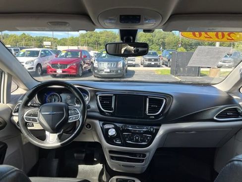 Used 2020 Chrysler Pacifica Touring-L Plus FWD image 10