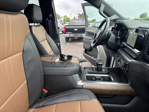 Certified 2025 Chevrolet Silverado 1500 High Country w/ Technology Package AWD/4WD image 13