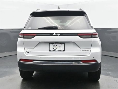 Used 2024 Jeep Grand Cherokee Laredo image 5