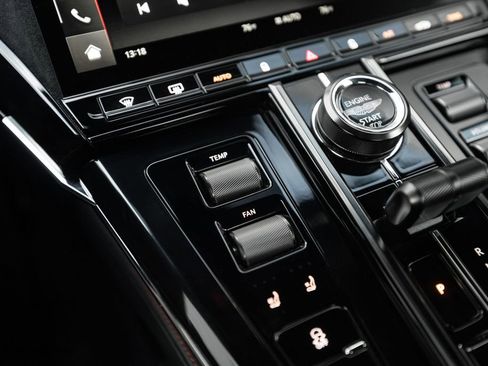 Used 2025 Aston Martin V8 Vantage Coupe image 48